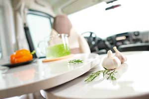 Campingbus Adria Twin - Detailansicht Tisch der Sitzgruppe Campingbus Adria Twin - Detailansicht Tisch der Sitzgruppe