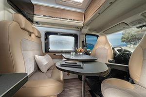 Campingbus Adria Twin - Detailansicht Esstisch Campingbus Adria Twin - Detailansicht Esstisch