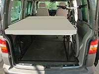 Campingbus Reimo Bike & Surf:, Bett ohne Bettverbreiterung lässt Platz fürs Fahrrad - Klick öffnet Großansicht Campingbus Reimo Bike & Surf, Bett ohne Bettverbreiterung lässt Platz fürs Fahrrad.
