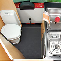 Campingbus Reimo MultiStyle: Blick ins Heck auf WC-Abteil und Küche - Klick öffnet Großansicht Campingbus Reimo MultiStyle - WC-Abteil