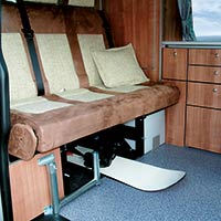 Bank mit Durchlademöglichkeit - Klick öffnet Großansicht Campingbus Reimo TravelStyle - Bank mit Durchlademöglichkeit