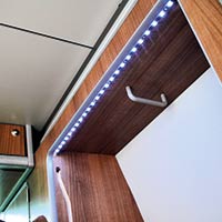 Beleuchteter Kleiderschrank - Klick öffnet Großansicht Campingbus Reimo TravelStyle - beleuchteter Kleiderschrank