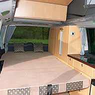 Campingbus VW T5 TrioStyle - große ebene Liegefläche auf der Komfort-Schlafsitzbank Campingbus VW T5 TrioStyle - große ebene Liegefläche auf der Komfort-Schlafsitzbank