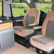 Campingbus VW T5 TrioStyle - die Sitzgruppe: Drehbarer Beifahrersitz ist Serienaustattung, drehbarer Fahrersitz optional Campingbus VW T5 TrioStyle - die Sitzgruppe: Drehbarer Beifahrersitz ist Serienaustattung, drehbarer Fahrersitz optional