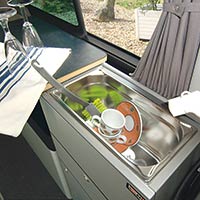 Campingbus Reimo Weekender Plus mit Kompressor-Kühlbox für große Flaschen