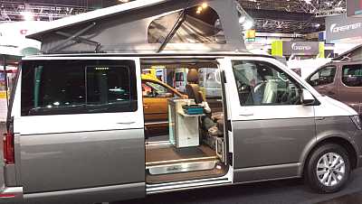 Weekender auf VW T6 Caravelle, nach draußen schwenkbares Küchenteil Reimo Weekender auf VW T6 Caravelle mit nach draußen schwenkbarem Küchenteil