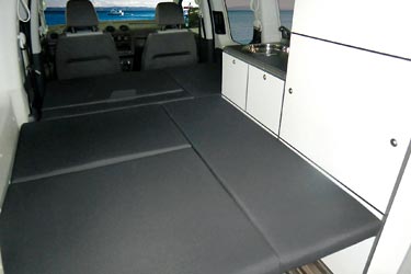 Camp Maxi auf Volkswagen Caddy - Klick aufs Bild öffnet Großansicht Minicamper Camp Maxi auf Volkswagen Caddy - das Doppelbett