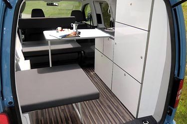 Camp Maxi auf Volkswagen Caddy - Klick aufs Bild öffnet Großansicht Camp Maxi auf Volkswagen Caddy - Innenraum in Wohnstellung