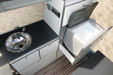 Camp Maxi auf Volkswagen Caddy - Klick aufs Bild öffnet Großansicht Minicamper Camp Maxi auf VW Caddy langer Radstand - Küche mit Spüle, Kühlbox im Schrank
