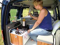 Kochen im Minicamper Active - Klick öffnet Großansicht Minicamper Reimo Active auf VW Caddy
