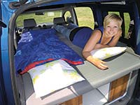 Gemütlicher Schlafplatz im Volkswagen Caddy - Klick öffnet Großansicht Minicamper Reimo Active auf Volkswagen Caddy
