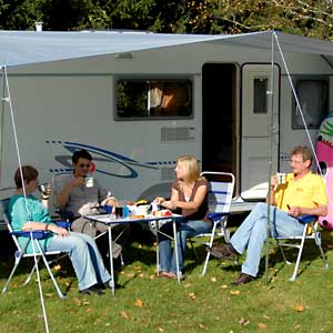 Gemütliche Camping-Runde vor dem Caravan - Campingstühle und Tisch von camp4