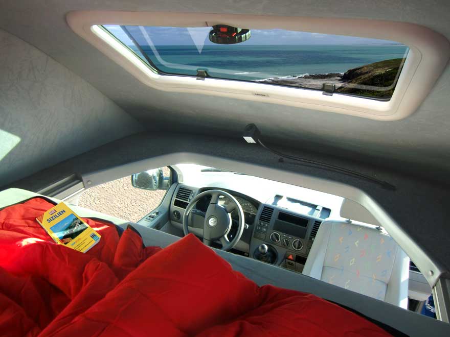 Hochdach VW T5 mit Bett und Frontfenster - Schlafplatz mit Aussicht!