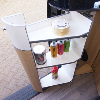 Praktischer Apothekerauszug Highlights des VW Crafter Ausbaus Starcamper: Praktischer Apothekerauszug