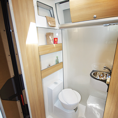 Innovatives Raumbad Highlights des VW Crafter Ausbaus Starcamper: Innovatives Raumbad