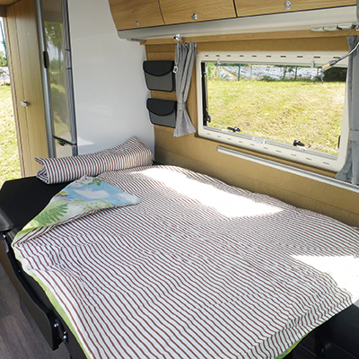 Highlights des VW Crafter Ausbaus Starcamper: Ebene Schlaffläche 