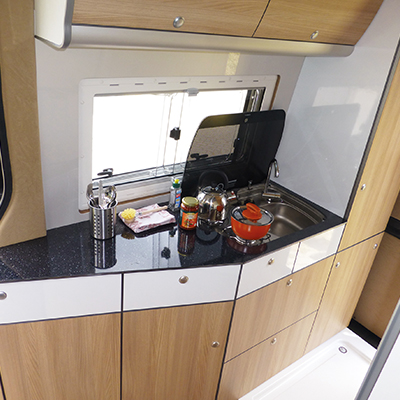 Großzügiger Küchenblock Highlights des VW Crafter Ausbaus Starcamper: Großzügiger Küchenblock