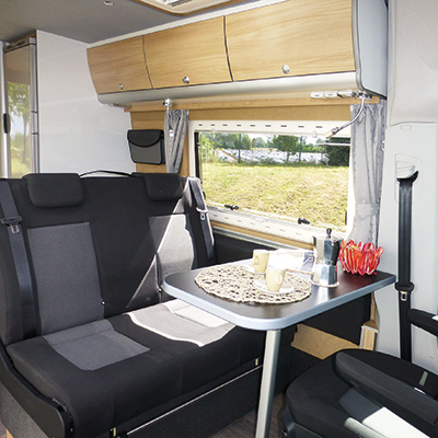 Bequeme Sitzecke Highlights des VW Crafter Ausbaus Starcamper: Bequeme Sitzecke