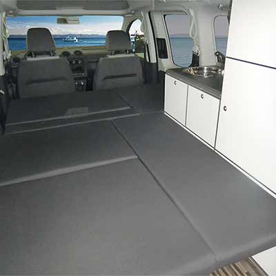 Ebenes Doppelbett im VW Caddy Camp Minicamper