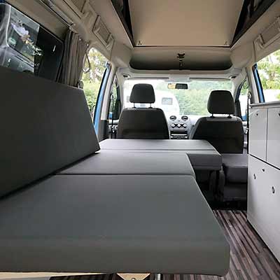 …oder bequemes Einzelbett im VW Caddy Camp Minicamper