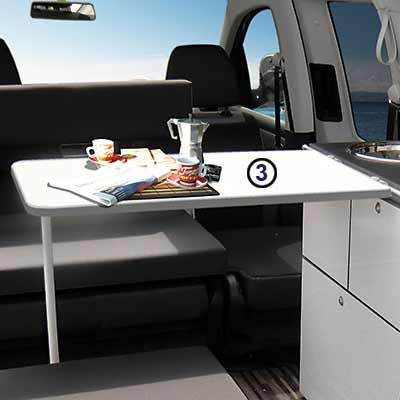 Verschiebbare Tischanlage im VW Caddy Camp Minicamper
