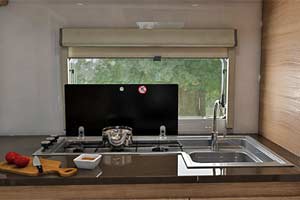 Adria Matrix Plus M 590 SG - Küche Adria Matrix Plus M 590 SG - Küche