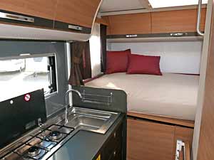Adria Compact SP: Doppelbett im Heck Adria Compact SP: Doppelbett im Heck