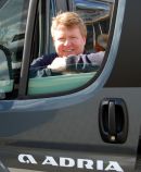Thomas Schminke von Camper-Zeit Rhein-Mosel berät Sie gern über die Vorteile eines Miet-Caravans.